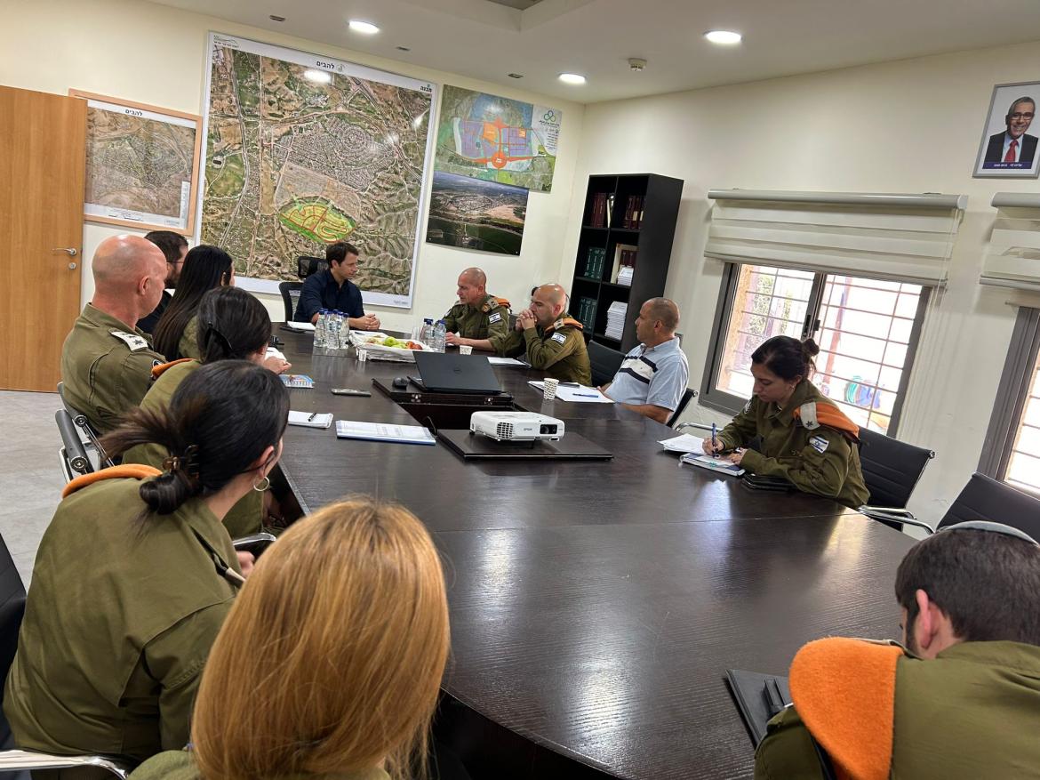  ראש המועצה אלעד ארזי עם מפקד פיקוד העורף אלוף רפי מילוא