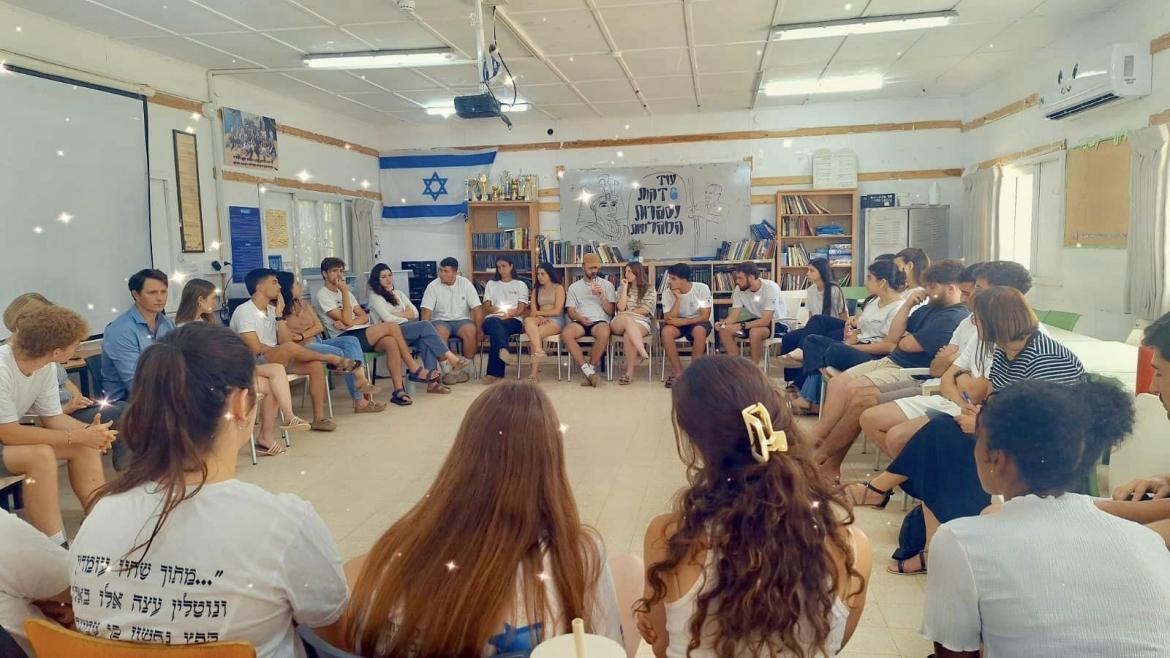 ביקור במכינת נחשון חניכי מכינת נחשון יושבים במעגל משוחחים