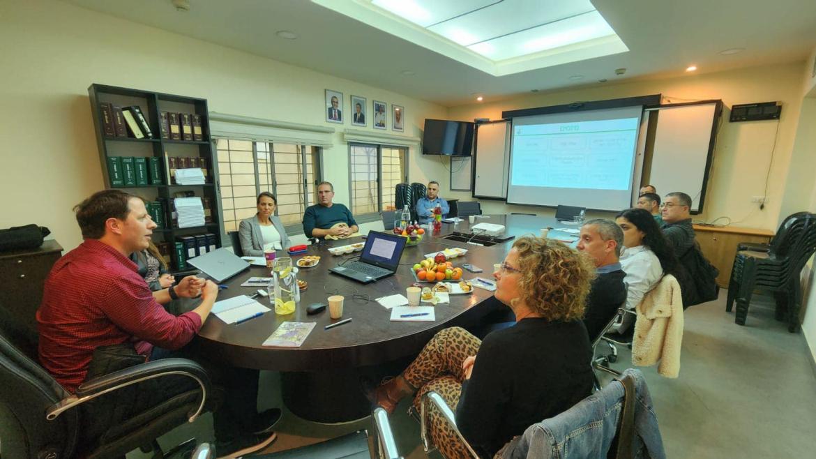 ישיבה במועצה בלהבים של הפורום הכלכלי של להבים