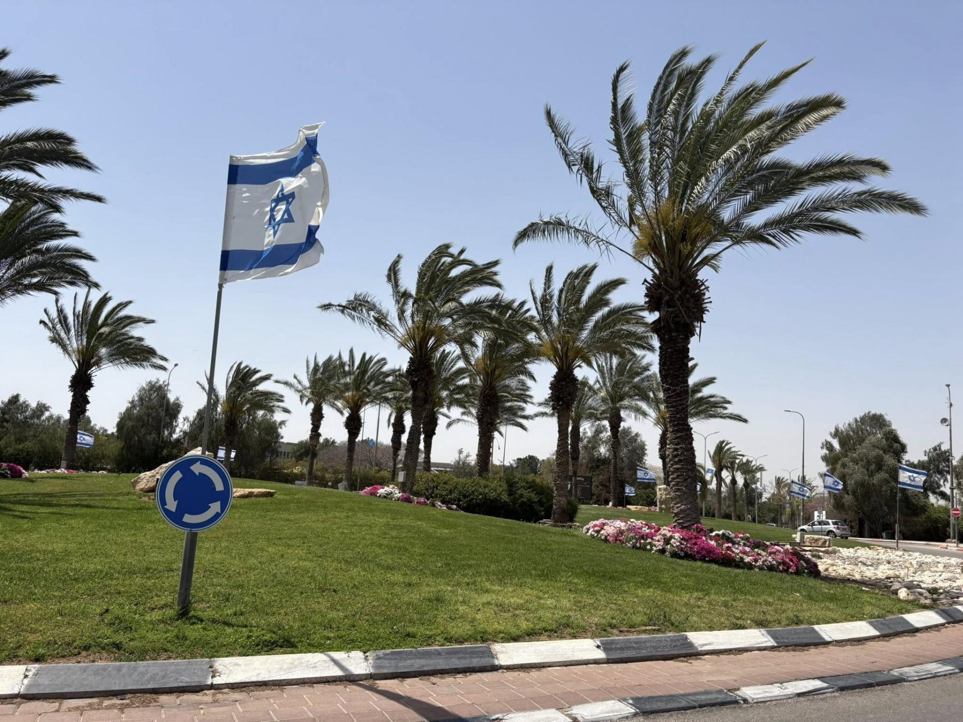 דגלי ישראל בישוב להבים