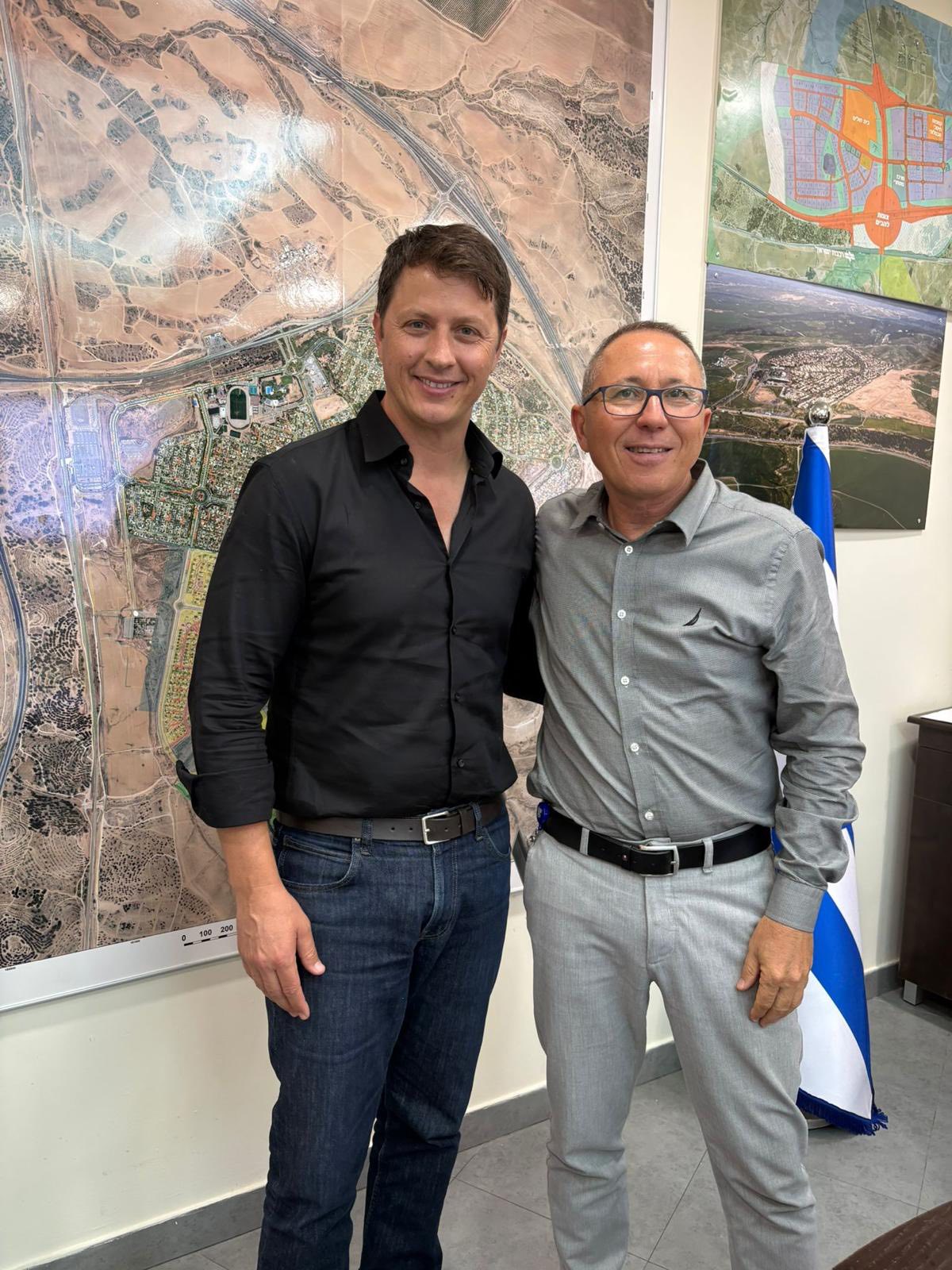 צביקה כהן מנכל ביטוח לאומי ואלעד ארזי ראש המועצה המקומית להבים