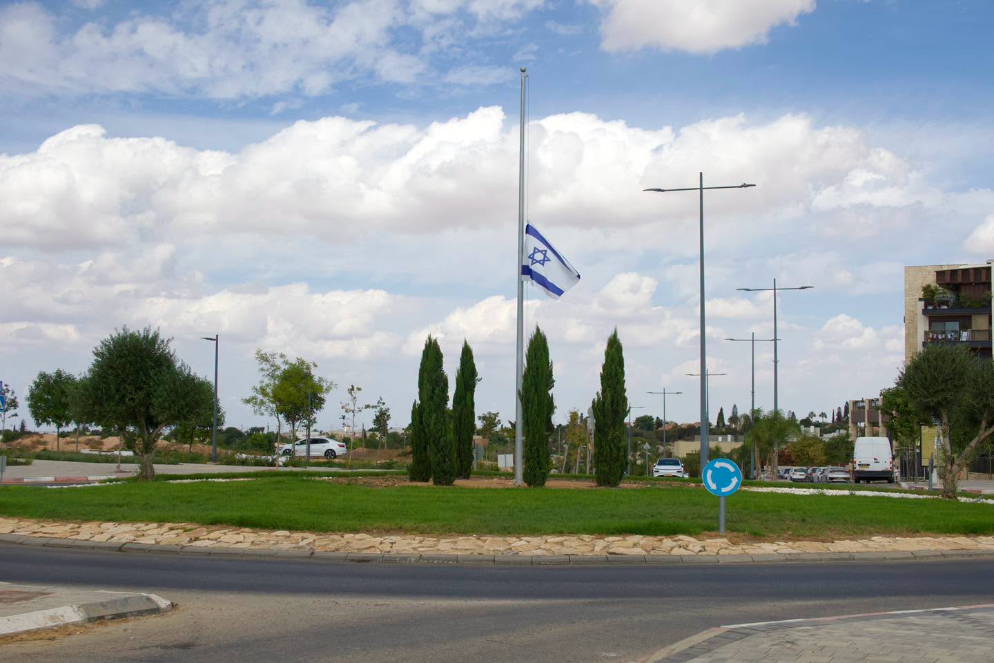 כיכר בלהבים דגל ישראל  הורד לחצי התורן